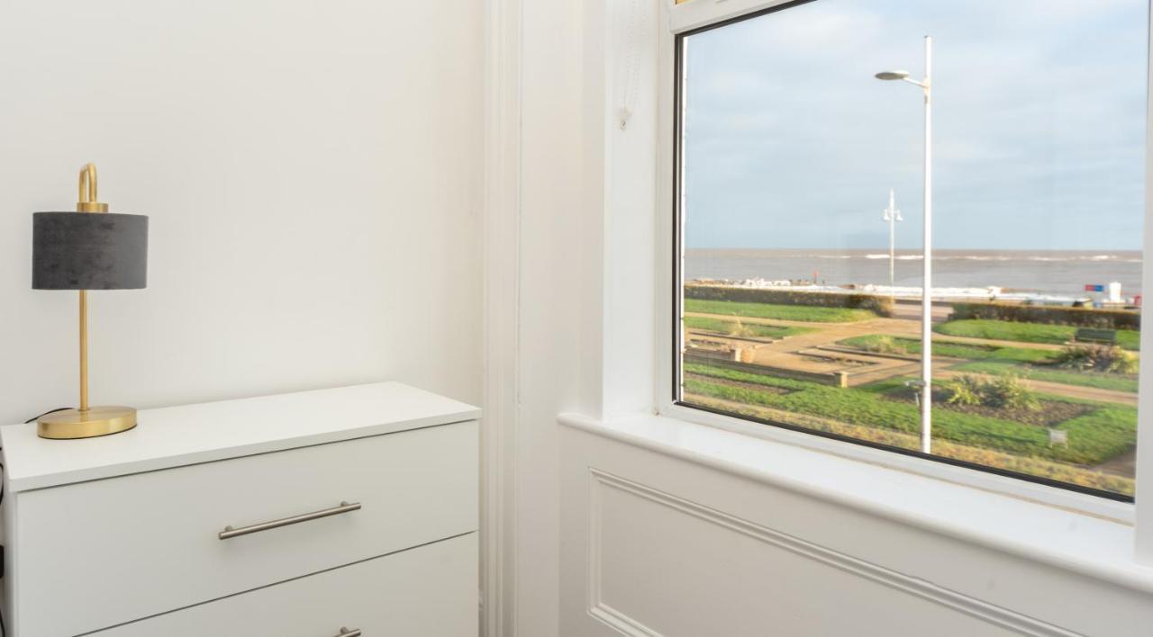Sea Views Stunning 2 Bedroom Apartment # Лоустофт Экстерьер фото